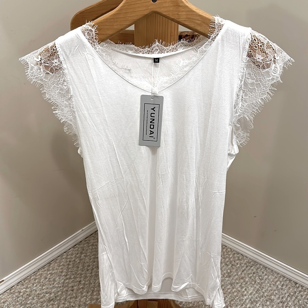 🔥Yundai white lace trim sleeveless T shirt Size M